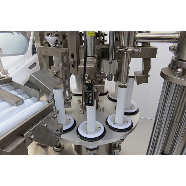 Автоматична машина для герметизації наповнювачів для взуття з м'якою трубкою